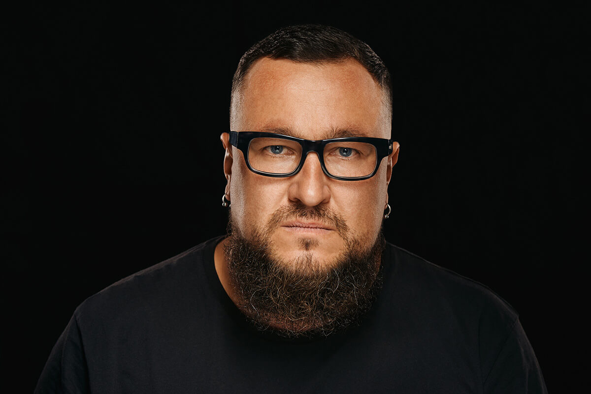 Студийная фотосъемка мужчины на черном фоне